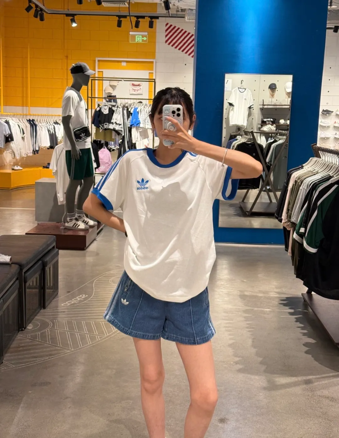 No watermark upper body rendering 𝟬𝟱𝟰𝟳#Exclusive real shot/difference between various stolen pictures and online version on the market [𝗔𝗱𝗶𝗱𝗮𝘀Adidas Song Yuqi Same Style Clover American Trendy Denim Shorts] ✅Full set of 1:1 customized accessories ➕Customized three-label ➕𝗬𝘂𝗮𝗻 version hang tag ➕𝗹𝗼𝗴𝗼 packaging bag🔥 ➕Scan the tag to enter the official website. ✅Top Original version, ins Xiaohongshu Dewu Kuaishou and many bloggers wear it. ✅Washed denim + three-stripe design, the clover logo is super recognizable✨. Loose fit, comfortable to wear and Breathable, suitable for summer commuting, leisure, and sports! With Versatile attributes, it can be worn casually and easily switch between street or vacation styles. It is a must-have item in your summer wardrobe! Color: Blue Size: xs-x L